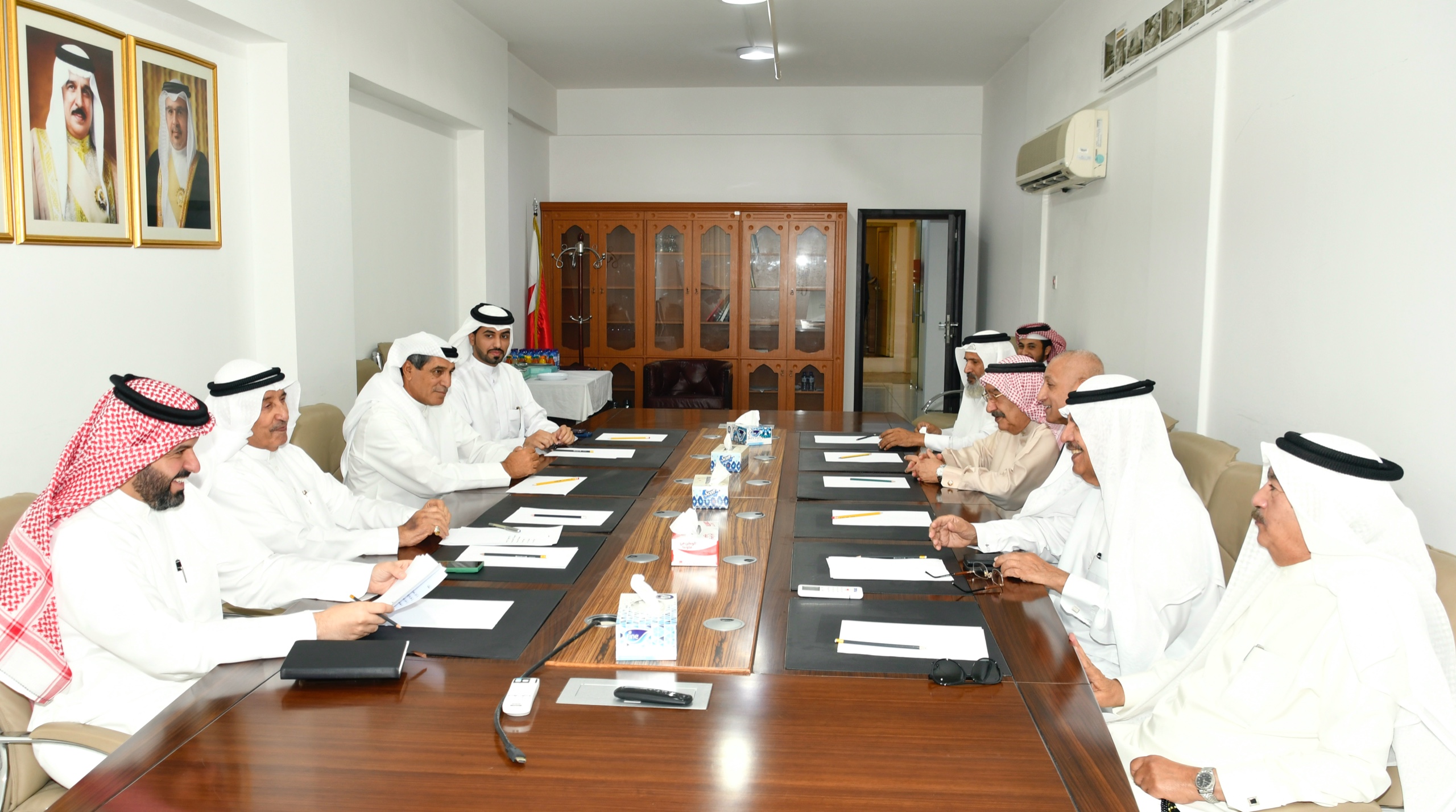 محافظة المحرق تبحث تنظيم معرض تراثي للصور النادرة وإصدار كتاب توثيقي لها<